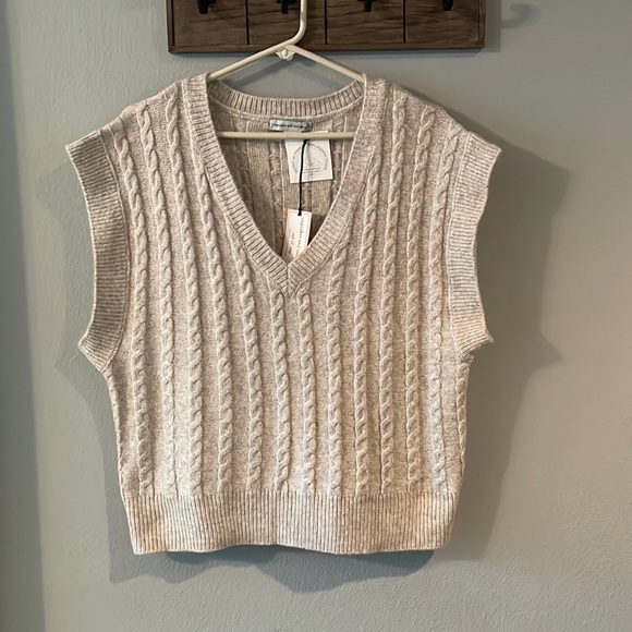 cupcakes & cashmere Sweaters - NWT Cupcakes and Cashmere cableknit sweater vest in size large oatmeal color